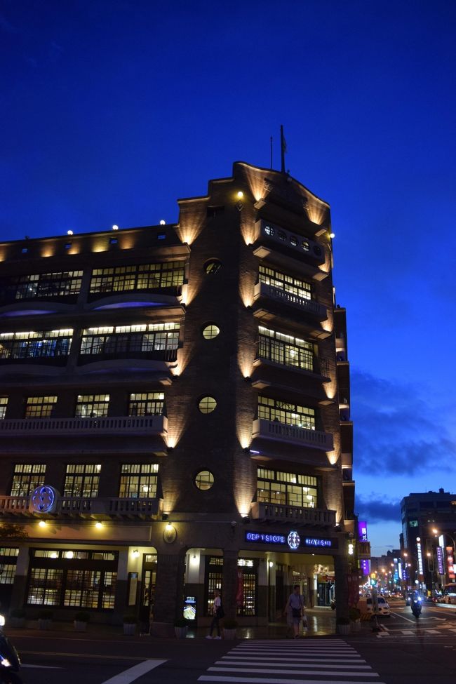 林百貨店、写真を撮る人多数。<br />とても雰囲気のある建物。<br />古い建物はいいなぁ。