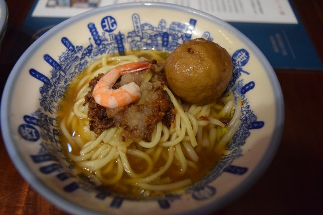 名物の担仔麺を注文。<br />小さな丼に入っているので3～4口くらいで食べ終わる量。<br />