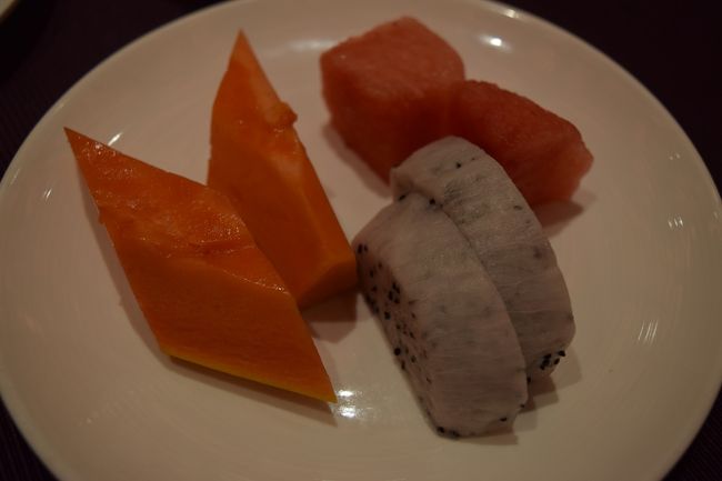 フルーツは定番のパパイヤ、スイカやドラゴンフルーツ。<br />台北でもそうだったがキウイもあった。<br /><br />朝食ビュッフェでキウイがあるところは台湾が初めて。<br />台湾人はキウイは大好きなのか。<br /><br />朝食後子供たちはキッズルームでひと遊び。