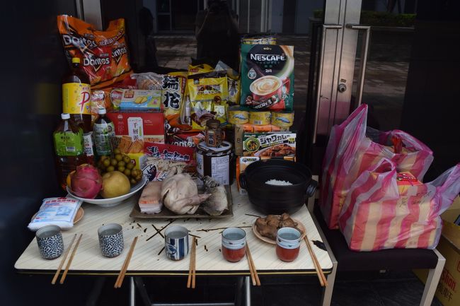 お昼前に特にあてもなく散策に出る。<br /><br />街のあちこちでこのような祭壇が設けられ、紙をぼんぼん燃やしていた。<br />きっと大切な日なのだろう。<br />