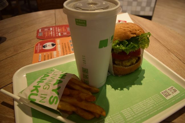 好き嫌いの多い次男は夫とともに三越のフードコートで昼食。<br />次男用ハンバーガー。