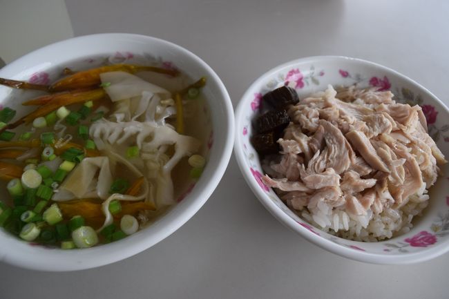 ご飯の上に鶏肉が乗ったものと金針菜の入ったスープ。<br />いづれも薄い味付けだが体に優しい味で物足りなさはない。<br />とても美味しかった。