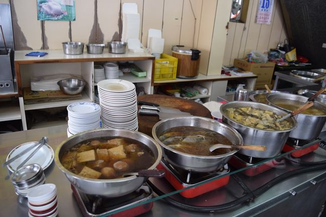 このように鍋にいろんな料理が並んでいた。