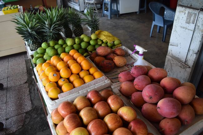 食後再びふらふら歩いて果物屋を発見。<br />家族全員好きなマンゴーがあったので迷わず購入。