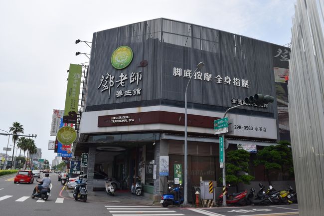 Google翻訳を使い地元の人に聞いて教えてもらった<br />マッサージ店を目指し、Googleマップ片手にひたすら歩く。<br /><br />通りの向こうにはカルフールが見えた。<br />買い物したい気持ちをぐっと抑え、マッサージ店へ。