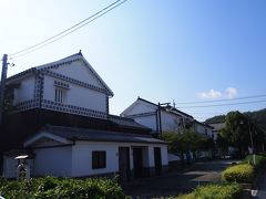 15分程歩くと急に宿場町風の建物が。
写真は翌朝撮ったものです。
こちらの建物は入浴施設でした。
受付の場所がわからず、こちらの受付に言うと宿泊する棟まで歩いて10分くらいかかるのでスタッフの方が迎えに来てくれました。