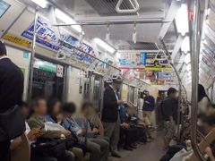 札幌市営地下鉄。
夜になってもそこそこ混んでいました。