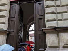 行くだけで一苦労。
フィナンツガルテンの隣がMünchner Residenzなんですよ。
結構皆さん迷ってますね。

あいにくの雨。博物館めぐりが一番いい日ですね。