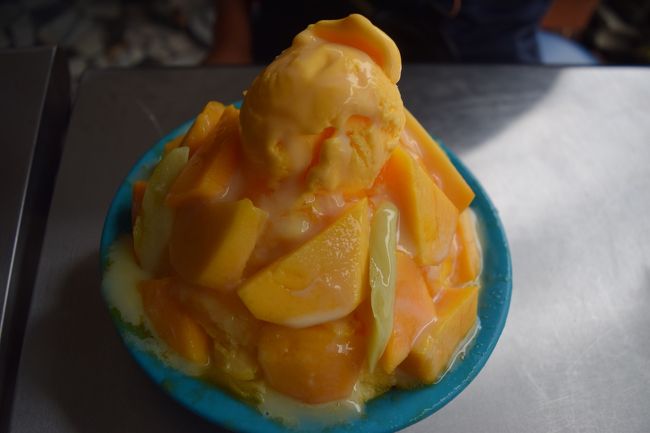これでもかッというくらい盛られたマンゴーかき氷。<br />量は多いと思う。これを家族4人でシェアした。<br />このお店はただの氷ではなくマンゴー果汁を凍らせた氷を使用。<br />なんとも贅沢～。