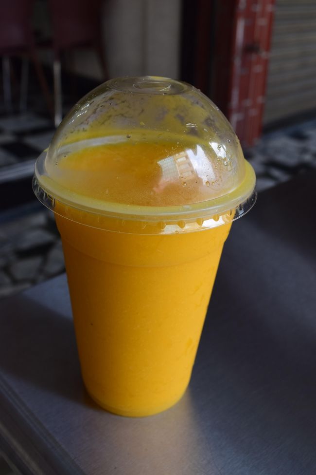 こちらはマンゴージュース。<br />こちらも美味。<br /><br />流しのタクシーを拾い、ホテルへ戻る。