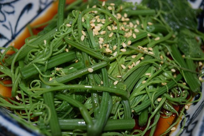 夜はいろいろ歩き回るのが面倒で前日に行った度小月へ。<br />何か野菜を…と思ってたのんだらわらびようのうな野菜に<br />ウスターソースに似た味のソースかけられたものが出てきた。<br />