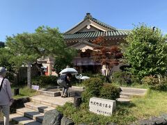 【芭蕉の館】
元旅館を改築して、芭蕉の資料などを展示しています。
建物は白壁の宿屋建築で、芭蕉の資料以外にも、山中漆器の展示などもあります。