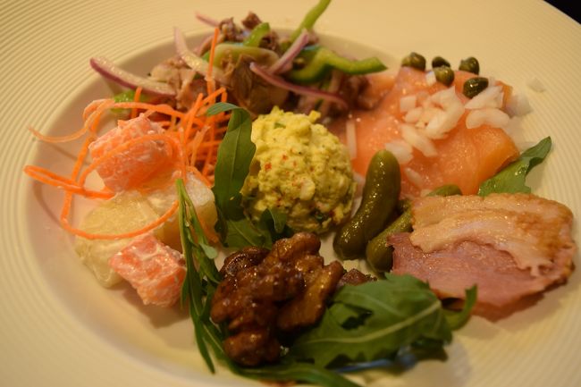 サラダコーナーにスモークサーモンがあるのは嬉しい。