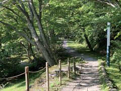 あやとり橋を渡ると散策道があります