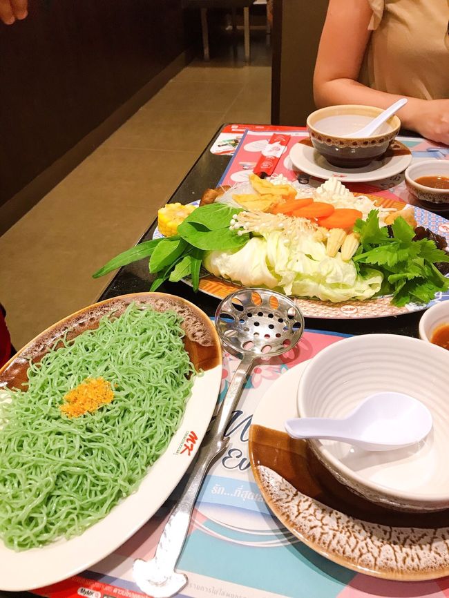 タイスキのファミレス、M Kレストラン。<br /><br />日本の鍋そっくりな味。<br /><br />さつま揚げみたいな物がたくさんありました。<br /><br />タレが辛くて子どもたちが食べられないので、辛くないタレももらいました。<br /><br />お味は美味しかったですよ。<br />暑いからビールが美味しかったです。