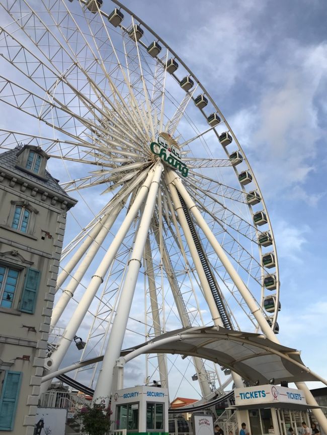 観覧車も乗ろうとしたら、<br />店員のお姉さんに一人400バーツといわれ、躊躇する庶民家族。<br />日本円で1400円てことね。<br />4人で5600円…高くない⁈<br /><br />娘「乗りたい」<br />息子「高すぎるから乗らない」<br />父母「高いね、いいね」<br /><br />店員のお姉さん、さっさと決めろよ、このビンボー人！て顔して見てました。<br />No,Thank you.<br />と言ったらピシャリと窓を閉められました。<br /><br /><br />でもせっかくバンコクまで行ったんだから、乗せてあげればよかったかしら…と帰国した後も後悔する母なのでありました。<br /><br /><br />