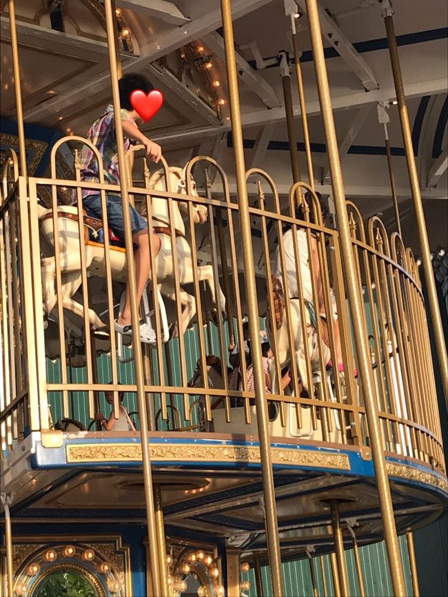 娘には、遊園地行くよって言っておいたので、まずは遊園地コーナー。早くショッピングコーナーに行きたいんだけどね、<br /><br /><br />子どもがいるとまずこっち。<br /><br />メリーゴーランド。<br />回ってる間、席の移動がokという日本にはない自由さ。ベルトすら無い。笑