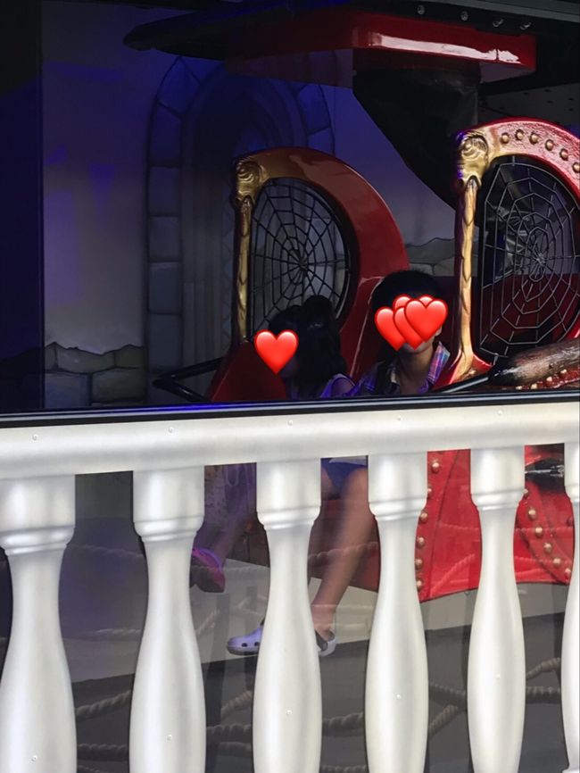 お化け屋敷？のようなアトラクションがあったので子どもたち入りました。