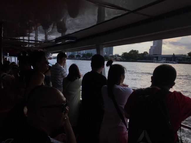 大勢の人が船に乗ります。今日は日曜だものね。