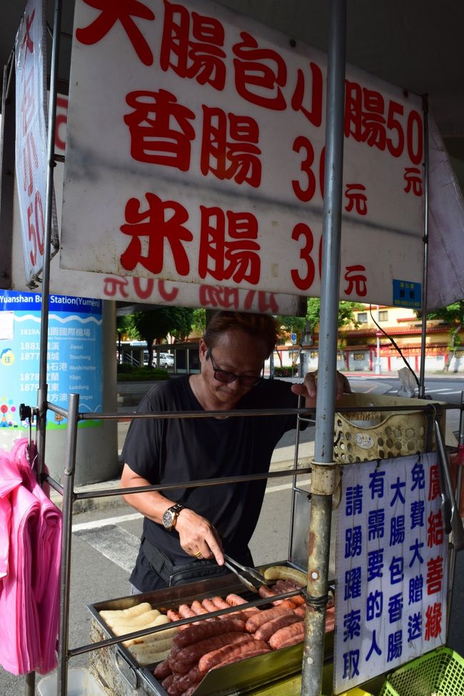 台北站からMRTで圓山站まで移動。<br />タクシー乗り場へ移動する途中、道端で売っていたソーセージを買った。<br />駅弁を食べられなかったので代わりに食べることにした。