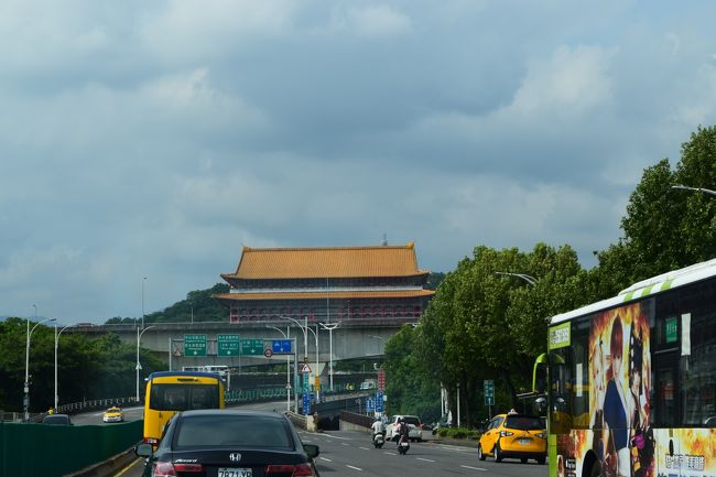 タクシーで移動中ホテルが見えてきた。<br />ずっと気になっていた圓山大飯店に宿泊。<br /><br />たった1泊なので街中の宿をとっておけばよかったと後悔。