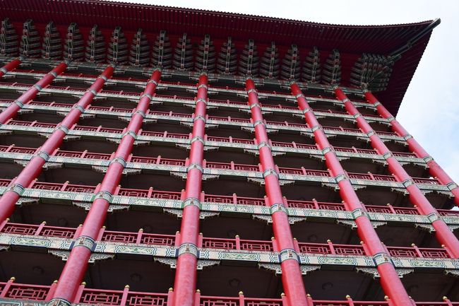 下から眺めた圓山大飯店。