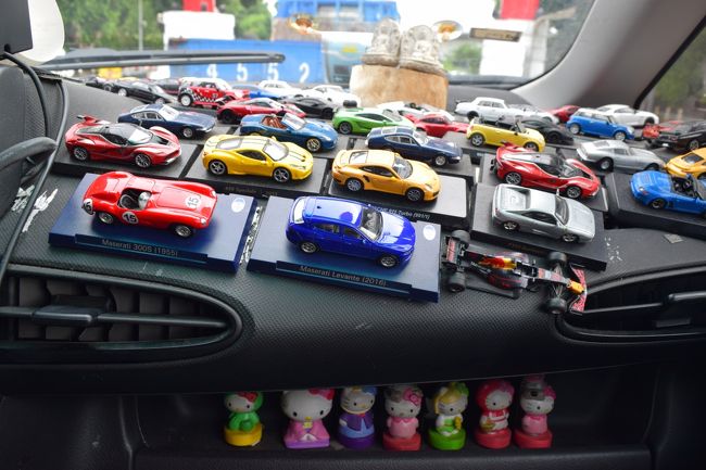 歩いて忠烈祠へ行こうと思ったが疲れそうなのでタクシーに乗る。<br />乗ったらなんとも個性的なタクシーだった。<br />ドライバーさんは快く写真を撮らせてくれた。<br />