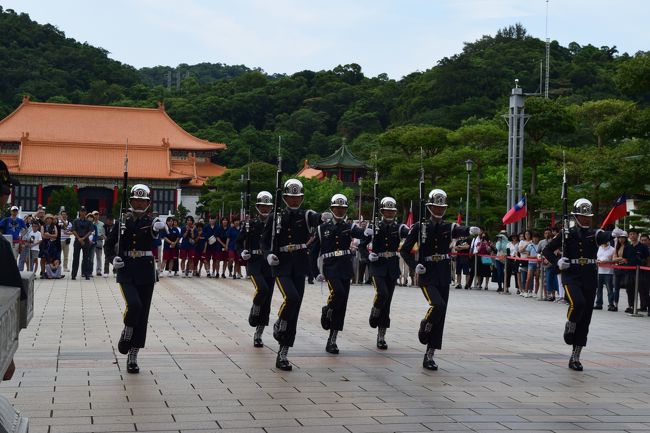 ちょうど衛兵交代の時間帯だった。<br />そこまで人は多くなく近くで見ることができた。