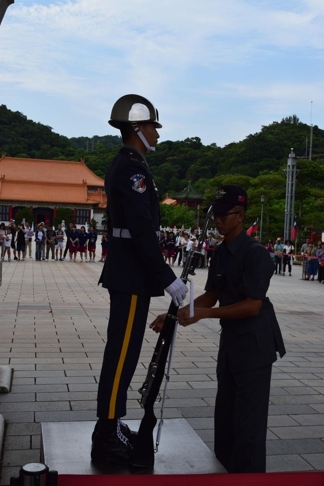 持ち場に着いた後、付き人みたいな人が裾を直したり<br />銃の位置を整えていた。