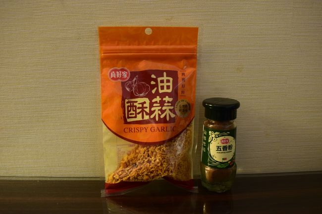 フライドオニオンと五香粉。<br />五香粉のニオイが苦手なくせに買ってしまった。<br /><br />フライドオニオンはスープの浮き実、サラダに振りかける、<br />麺に入れる等して食べる予定。
