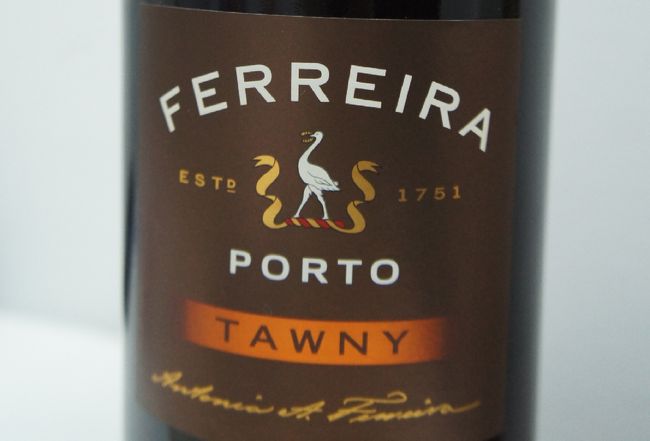 ポルトガル名物、ポルト・ワイン。酒精強化ワインで独特の甘みとコクが特徴だ。と同僚が言っていた。せっかくなので買ってみた。かなりアルコール度数が高い。糖度も高いのでとろっとした感じ。できれば夏ではなく冬の寒いときに飲みたいな。<br />疲れていたのもあって、少し飲んだら眠たくなってきた。酒を飲むのは家族で僕だけである。このボトル、飲み切って帰れるのか？・・・Zzzz