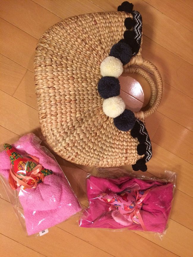 アジアティークで買ったバッグ。<br /><br />このポンポンは店員さんの手作りですって。好きな色のポンポンをつけられるよ？ってたくさんのカラフルなポンポンを見せてくれました。<br /><br />でも、ディスプレイしてあるこのバッグが気に入ったしそのままもらいました。<br /><br />800バーツ。かわいいのを見つけた嬉しさで、値段交渉するの忘れちゃった。<br /><br />下にあるピンクのは象のタオル。<br /><br />あと、象の写真立て、象のカレンダーも買って、我が家のリビングはしばらく象づくし。笑<br /><br />アイコンサイアムと違って、土産品や、手頃な価格のファッショングッズがたくさん売っていて楽しいショッピング♪<br /><br />普段、買い物嫌いな子どもたちも、楽しいねって。よかった、よかった(^^)