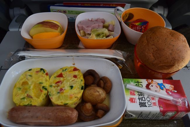 チャイルドミールはこんな感じ。<br />あまり美味しくないのか眠いのか、食べが悪かった。