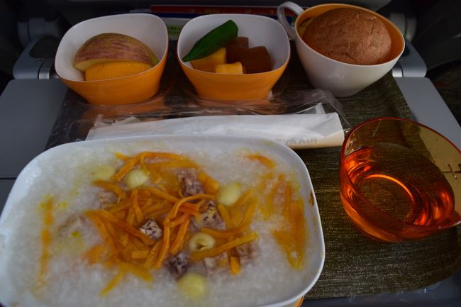 往路同様私はベジタリアンミールをリクエスト。<br />サツマイモのお粥だったが美味しかった。