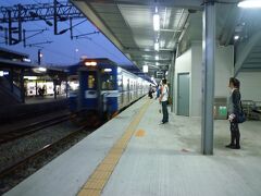 18:44の普通電車で台南へ。
電車は、日本よりゴツい感じでした。
