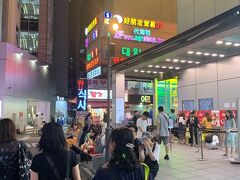 今度は東大門へ移動して昨日のリベンジ

激安コスメ店へ

昨日と打って変わって煌びやか～