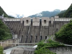 時刻は9:00

「塩郷の吊橋」から「長島ダム」にやって来ました
「塩郷の吊橋」から「長島ダム」は25km程の道のり

さて、この後は、大井川水系で最も新しいダム「長島ダム」と「長島ダム」完成により線路の付替えを余儀なくされ、一時は日本から無くなった走法「アプト式鉄道」で急こう配を登る大井川鉄道井川線のアプト区間を巡ります。

とは言え、そちらの旅行記も本旅行記にまとめると長くなってしまうので前編はこれにて終了、後は「中編」に続きます

※つたない文章＆写真に最後までお付き合い頂きましてありがとうございました
引き続き「中編」もご覧頂くと幸いです