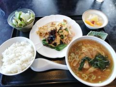 自宅を出発し、車で成田国際空港に向かいます。少し遅めのランチで、「上海公司」さんで、「エビ入り豚肉ときくらげの玉子炒め」1000円をいただきました。