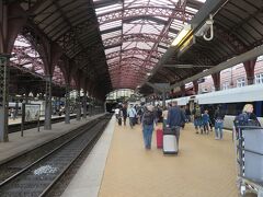 空港から電車でコペンハーゲン中央駅へ。15分くらいで着きます。
コペンハーゲンは空港から街が近いので最終日のちょっとした観光にちょうどいいです。
中央駅に着く電車ならどの列車に乗ってもOKですが、
たまに中央駅に行かない列車もあるので行き先表示で確認しましょう。