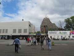 駅正面にチボリ公園の入り口があります。