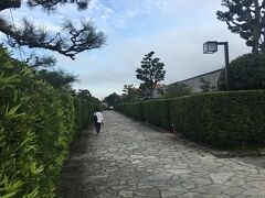 お腹もいっぱいになったので、松阪城跡付近をを散策します。
御城番屋敷の通り
城警護の武士の住んだ長屋が両側に並んでいます。
長屋の中を見学もできます。