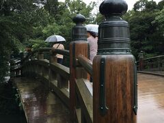 翌朝は雨
伊勢神宮の外宮からお参りします。
入り口そばの資料館「せんぐう館」は、伊勢神宮の歴史や遷宮のこと、様々な道具の解説、本殿の1/20の実物模型まであって、超オススメです。