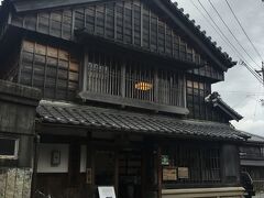 伊勢河崎商人館へ
商家や蔵が残る一角です。

この建物は内部を見学できます。