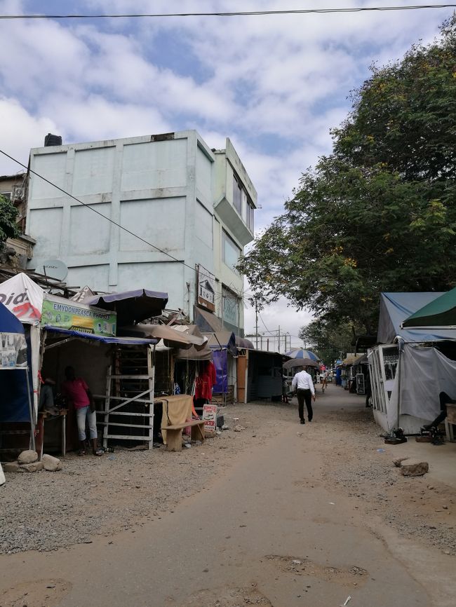 本日は情報収集しながら市内を散策。<br /><br />写真は、宿からOxford St.へ出るまでの道。