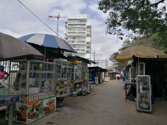 朝だから閉まっているが、ローカルな料理が食べられる屋台のお店がずらりと並んでいる。こういうのは好きなのだが、衛生面が気になってしまって、まだ旅の序盤ということもあるし、結局食べなかった。（旅の終盤だったら食べていたけどね！）<br />お腹壊しての移動は一番怖いし辛い！！！！