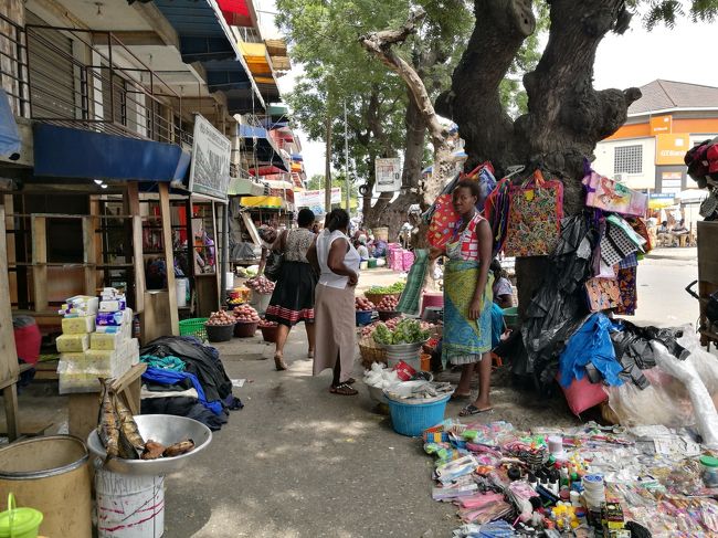 その前に、マーケットを散策。