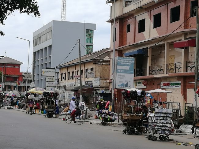 洋服の生地を売っているエリアはどこかと聞いたら、「今日は日曜だから全部閉まっているよ」とのこと。やっぱりね。<br /><br />＊トーゴへ行く日にもう一度ここのマーケットを歩いたが、生地屋さんはたくさんあって、でも私好みの生地はなかった。woodinで買ってよかったかも。