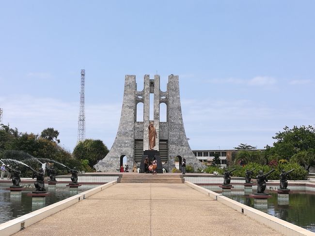 MAPS.MEで地図を見ていたら、近くに"Kwame Nkrumah Memorial Park"というのを発見。ちょっと行ってみようか、てくてくと徒歩10～15分くらい、<br /><br />Kwame Nkrumah Memorial Park<br /><br />に着いた。広々とした市民の憩いの場のような雰囲気。策で囲われていて、どこから入るのかわかりづらかった。