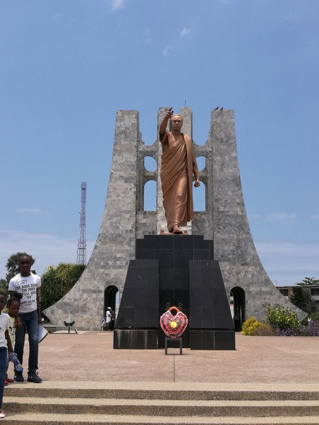 調べてみると、ここは初代大統領Kwame Nkrumah(クワメ・ンクルマ）と彼の奥さんが眠る霊廟。写真の後ろの記念碑の中に棺が置かれているそうなのだが、知らなかったので見ておらず。<br />Kwame Nkrumahはガーナの独立運動を指揮し、まさにこの、前を指さしているKwame Nkrumahの銅像が立っている場所は、彼がイギリスからの独立を宣言した場所なのだそうだ。<br />