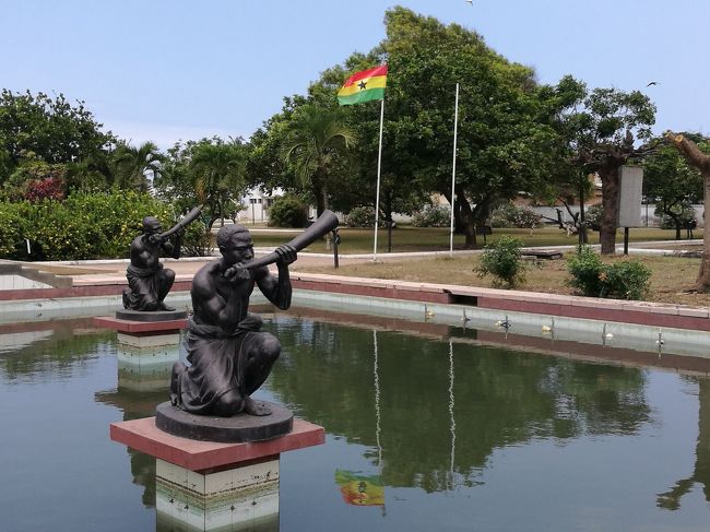 そばにはフルート奏者たちの像。（やけに大きいフルートだな…）ガーナの文化では、高官の方たちを出迎えるときに、フルートが吹かれるそうなのだ。つまり、ここを訪れる人はすべて大事な人たちということ。